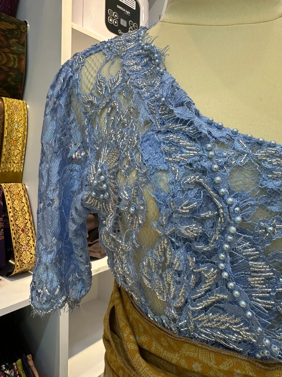 Kebaya biru elegan