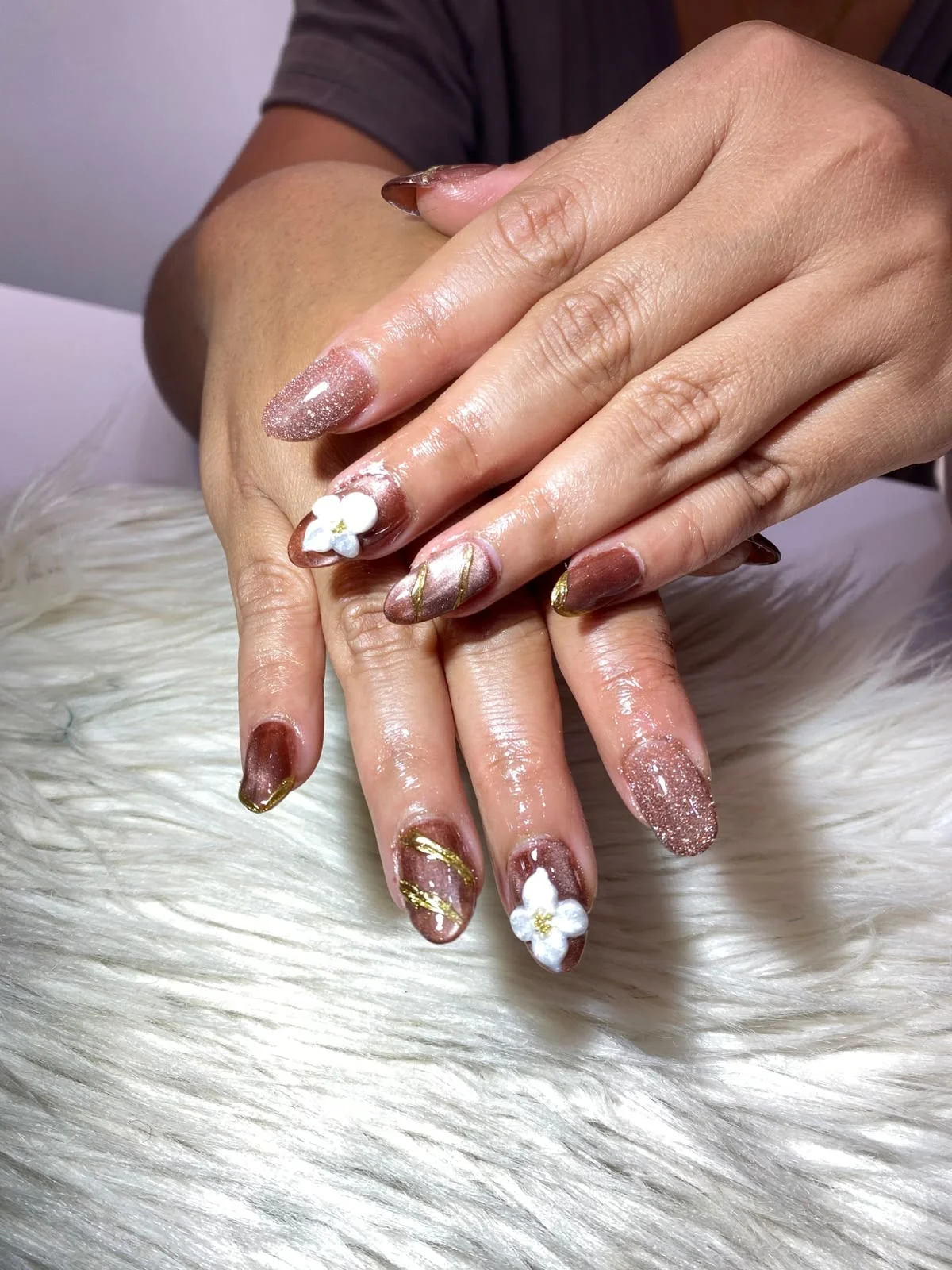 Nail Art Yuna Beauty warna rose gold dengan detail bunga